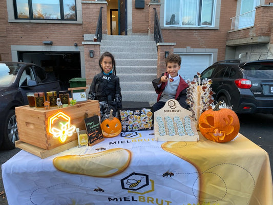 🎃 Mielbrut Celebrates Halloween with Honey Lollipops for the Neighborhood! 🍯