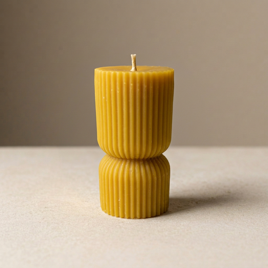 Chandelle pilier piédestal cannelée en cire d'abeille pure | Faite à la main au Québec | Mielbrut