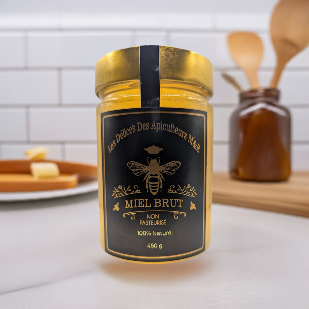 A jar labeled "Beekeeper's Special Reserve: Exceptional Catalpa Honey" from Mielbrut.com sits on a kitchen counter. The label, showcasing a bee logo, proudly declares "Non Pasteurisé" and "100% Naturel". Brimming with beekeeping passion, this Special Reserve Honey exudes authenticity. In the background, kitchen utensils and another jar are visible.