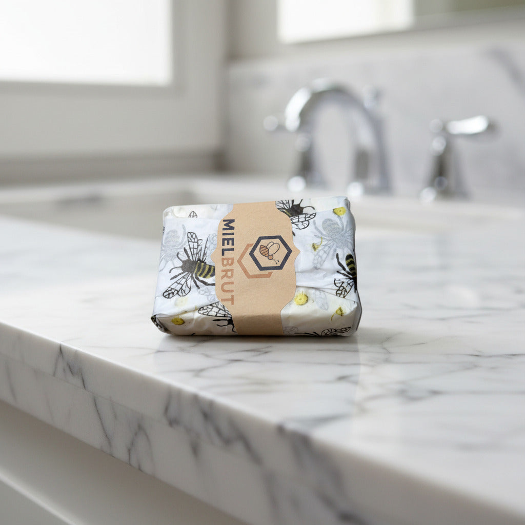 Savon au lait de chèvre Mielbrut et son étiquette sur un comptoir de salle de bain