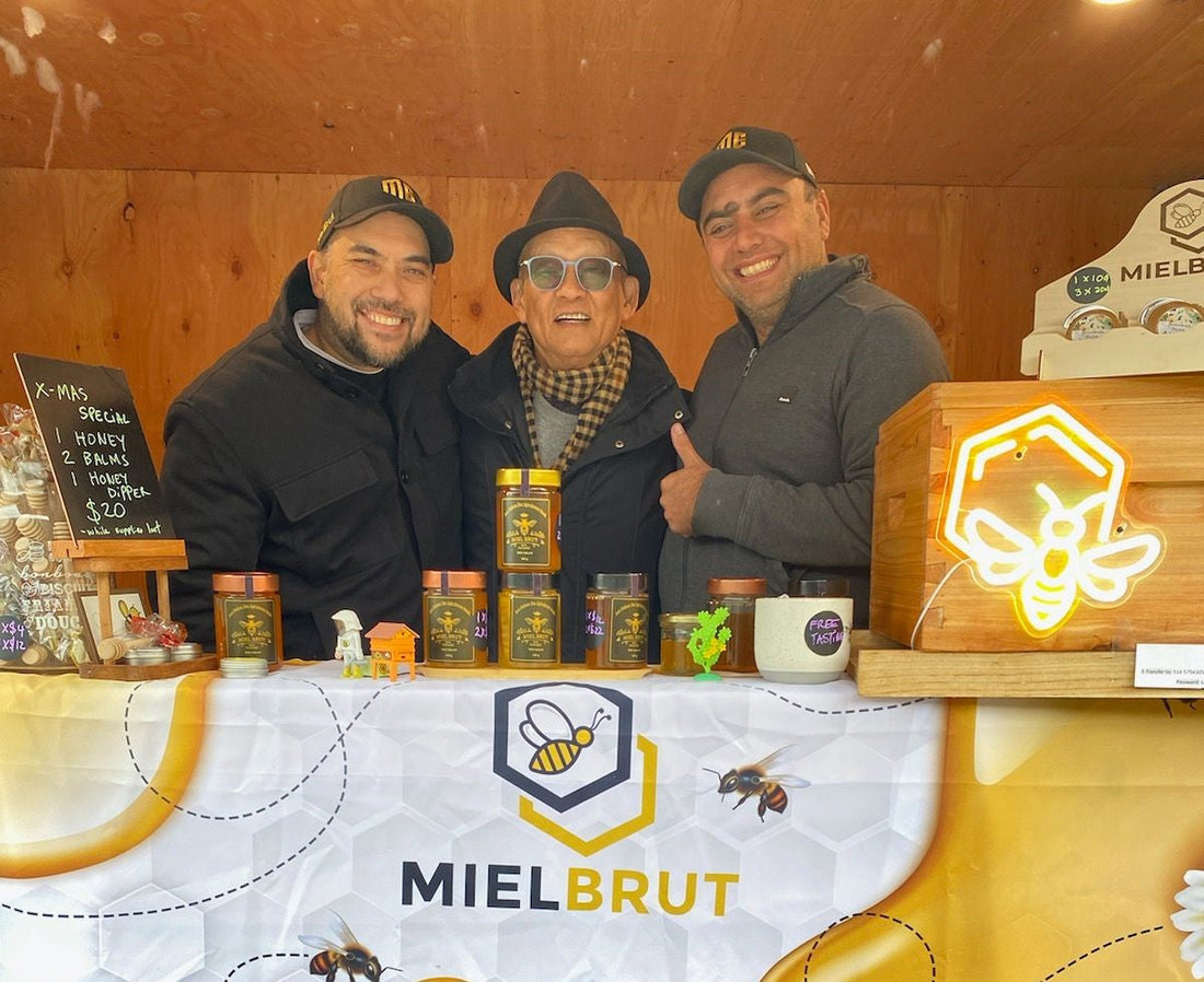 Le kiosque de miel brut et de cire d'abeille Mielbrut dans un marché de Noël