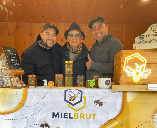 Le kiosque de miel brut et de cire d'abeille Mielbrut dans un marché de Noël