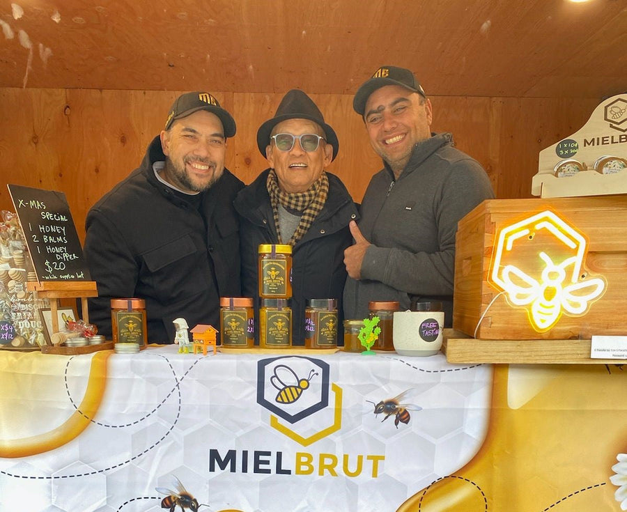 Le kiosque de miel brut et de cire d'abeille Mielbrut dans un marché de Noël