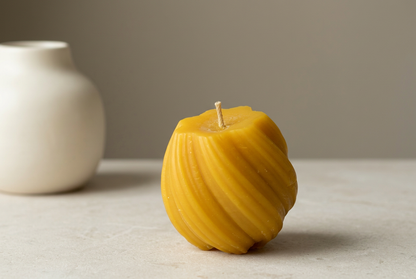 Chandelle torsadée cannelée en cire d'abeille pure | Faite à la main au Québec | Mielbrut